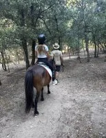 Balade poney en main sentier ombrag&eacute; &copy;Joy_Onorato