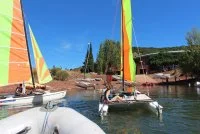 Catamaran voile bateau location cours Base_de_plein_air_du_Salago &copy; BASE DE PLEIN AIR DU SALAGOU 