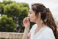 AMBRE la blogueuse et les fioles de Lenoir. &copy;lassallemathieu