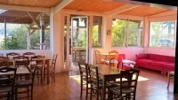 Salle &agrave; manger donnant sur la terrasse couverte &copy; @Royer_Christine