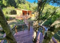 Le gite des libellules, terrasse dans les arbres et pont de singe &copy; Perso