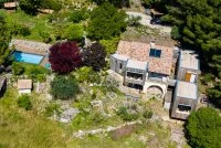 Le g&icirc;te se trouve en bas &agrave; droite. La piscine est accessible de 9H00 &agrave; 18H00 et elle est &agrave; partager avec les habitants quand ils sont pr&eacute;sents &copy;lionel_flusin