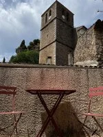 Vue &eacute;glise terrasse petite chambre &copy;hugo_castro