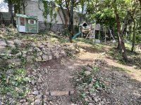 Terrain clos avec jeux pour enfants © Romain de Biasio
