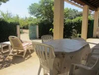 Terrasse couverte et jardin privatif. &copy; G&icirc;tes de France