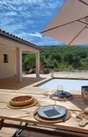 coin repas vue sur piscine &copy; @Eva Jourdain