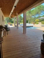 terrasse couverte a l ombre vue sur piscine &copy; @Eva Jourdain
