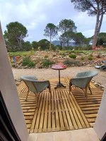 Une des terrasses de chambre vue sur jardin &copy; @Eva Jourdain